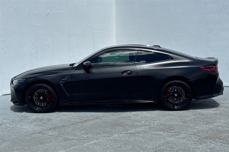BMW M4 Vehicle Full-screen Gallery Image 07