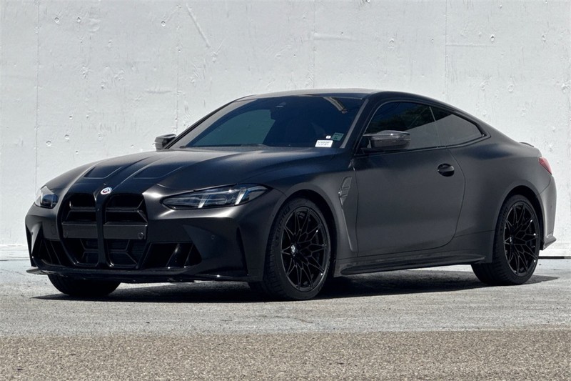 BMW M4 Vehicle Full-screen Gallery Image 08
