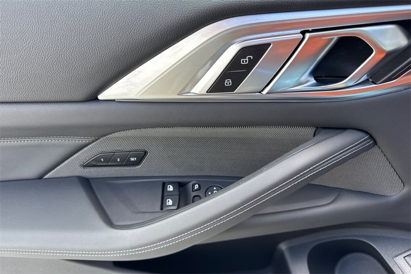 BMW M4 Vehicle Full-screen Gallery Image 11
