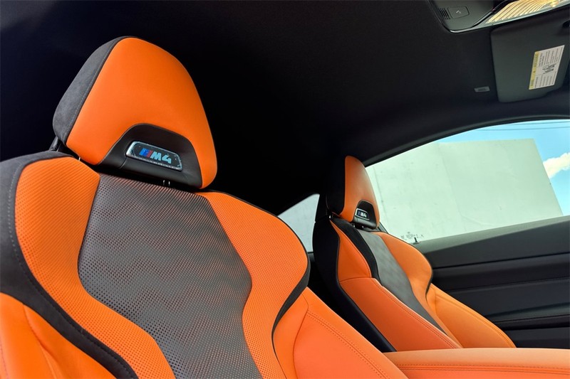 BMW M4 Vehicle Full-screen Gallery Image 16