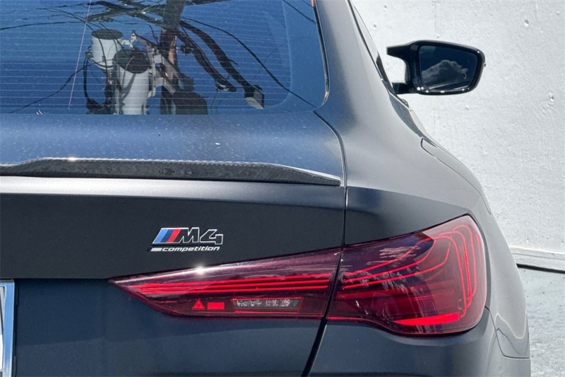 BMW M4 Vehicle Full-screen Gallery Image 27