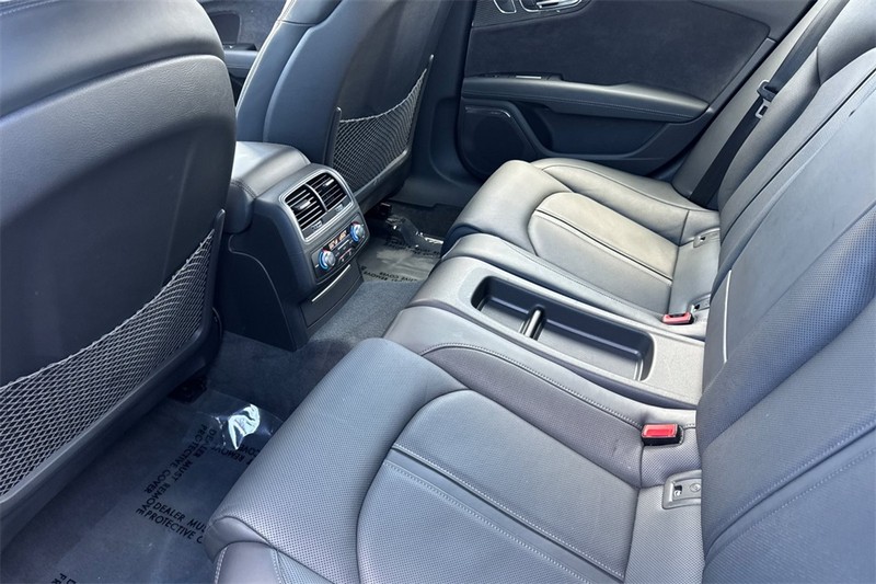 Audi RS 7 Vehicle Full-screen Gallery Image 12