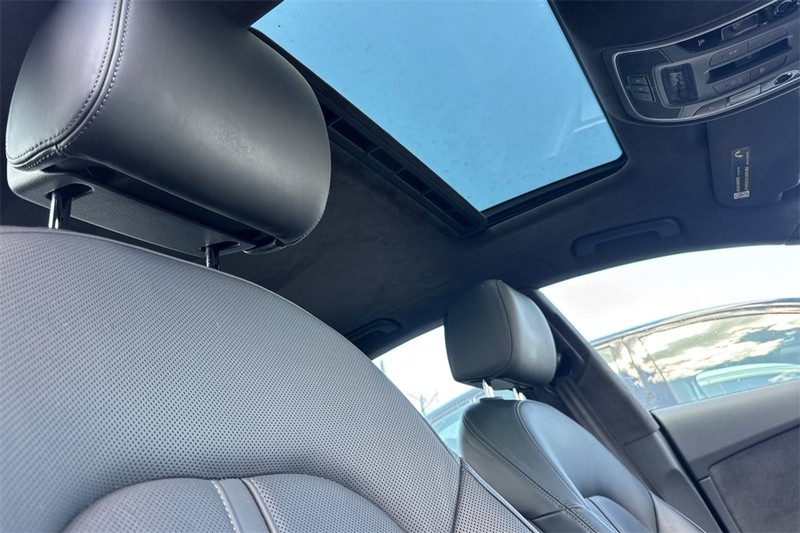 Audi RS 7 Vehicle Full-screen Gallery Image 17