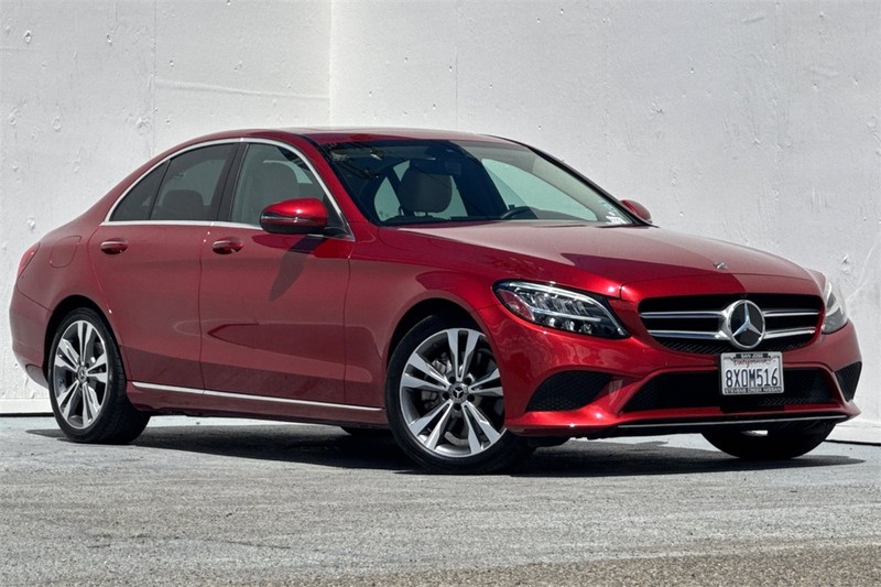 Mercedes-Benz C-Class Vehicle Full-screen Gallery Image 02