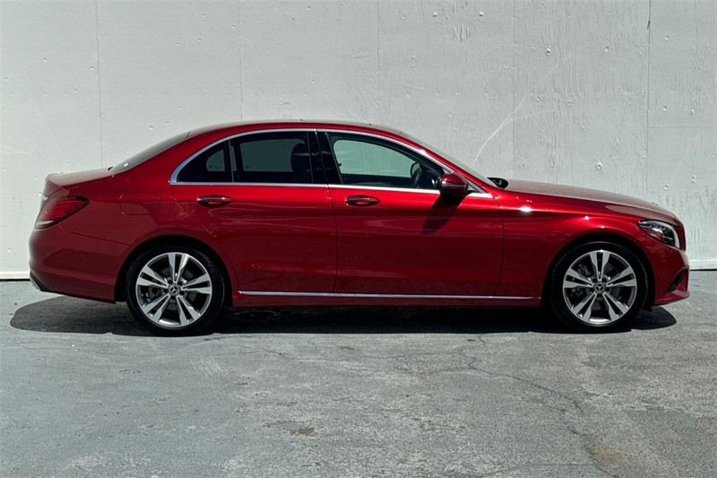 Mercedes-Benz C-Class Vehicle Full-screen Gallery Image 03