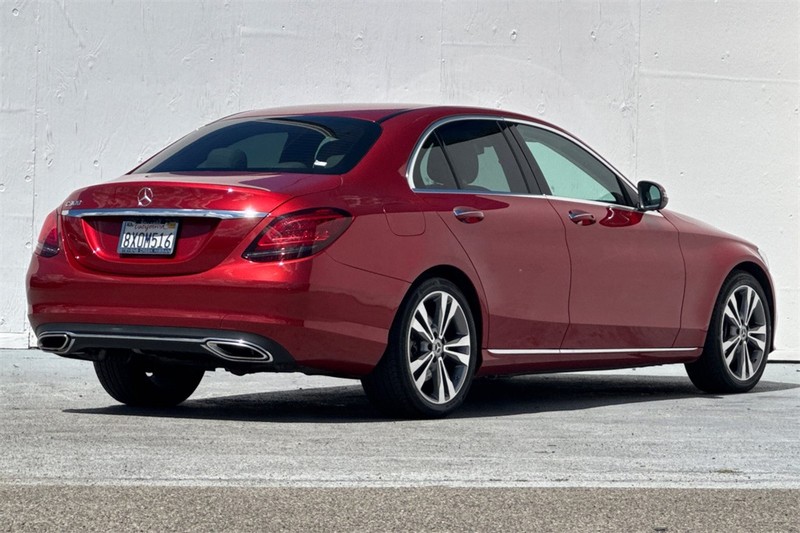 Mercedes-Benz C-Class Vehicle Full-screen Gallery Image 04
