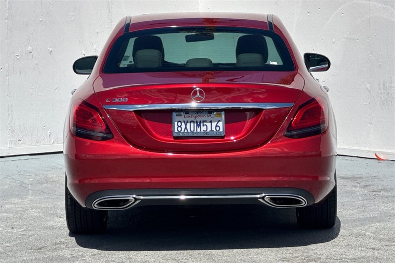 Mercedes-Benz C-Class Vehicle Full-screen Gallery Image 05
