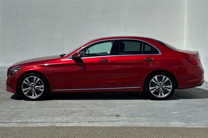 Mercedes-Benz C-Class Vehicle Full-screen Gallery Image 07