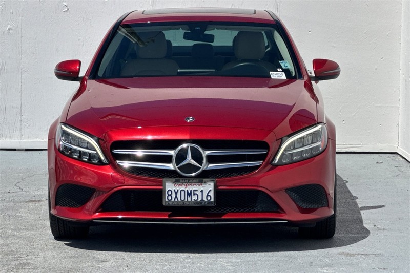 Mercedes-Benz C-Class Vehicle Full-screen Gallery Image 09