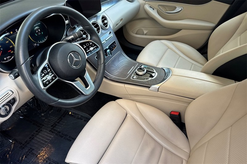 Mercedes-Benz C-Class Vehicle Full-screen Gallery Image 10