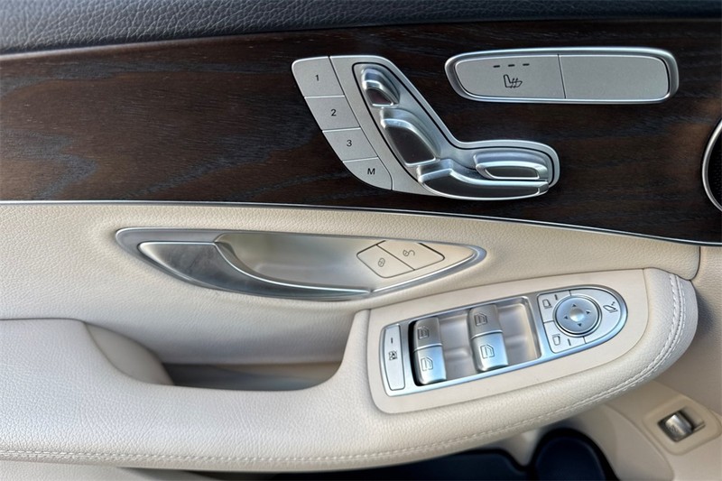 Mercedes-Benz C-Class Vehicle Full-screen Gallery Image 11