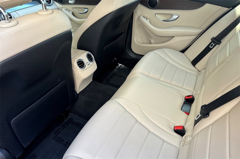 Mercedes-Benz C-Class Vehicle Full-screen Gallery Image 12
