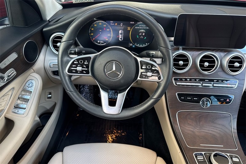 Mercedes-Benz C-Class Vehicle Full-screen Gallery Image 14