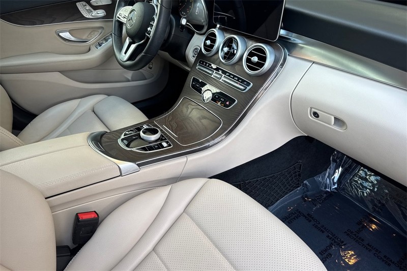 Mercedes-Benz C-Class Vehicle Full-screen Gallery Image 15