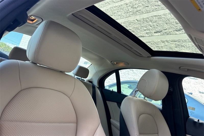 Mercedes-Benz C-Class Vehicle Full-screen Gallery Image 16