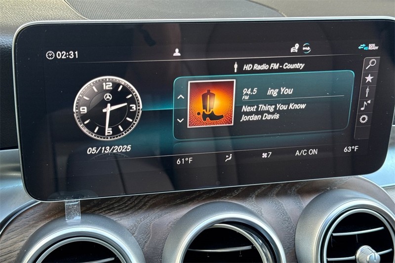 Mercedes-Benz C-Class Vehicle Full-screen Gallery Image 17