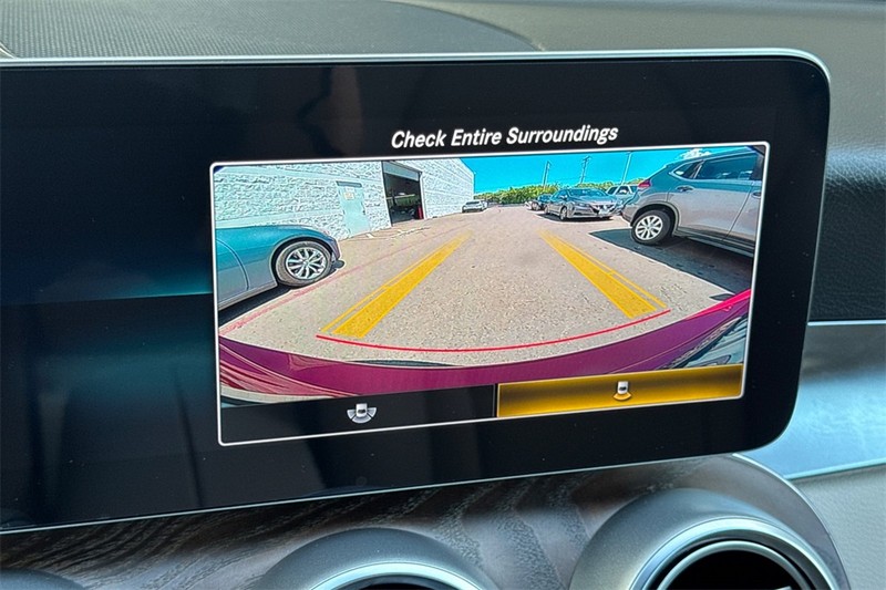 Mercedes-Benz C-Class Vehicle Full-screen Gallery Image 18