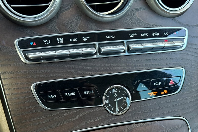 Mercedes-Benz C-Class Vehicle Full-screen Gallery Image 19