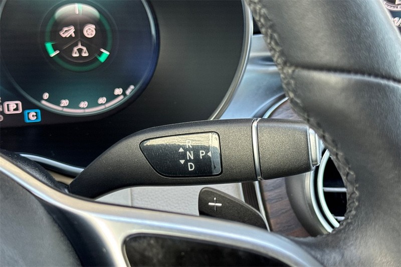 Mercedes-Benz C-Class Vehicle Full-screen Gallery Image 20