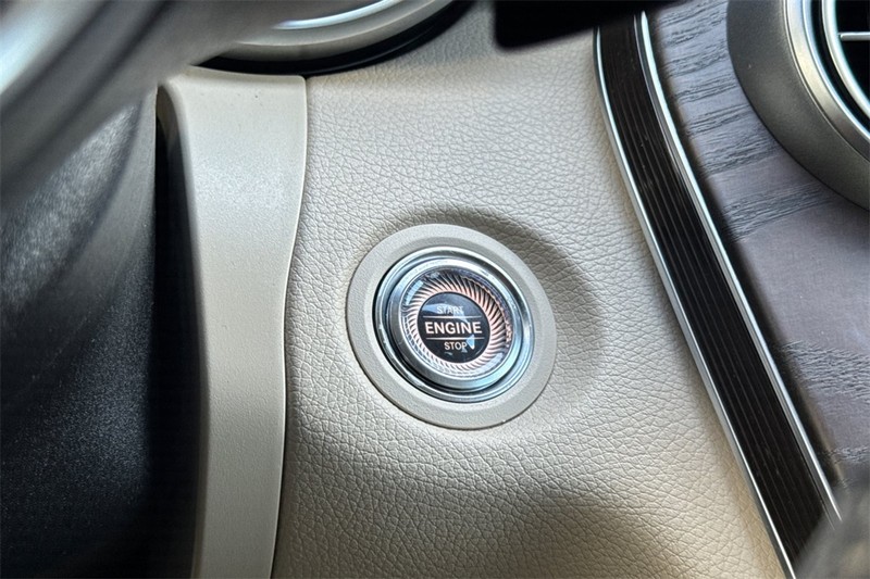 Mercedes-Benz C-Class Vehicle Full-screen Gallery Image 21