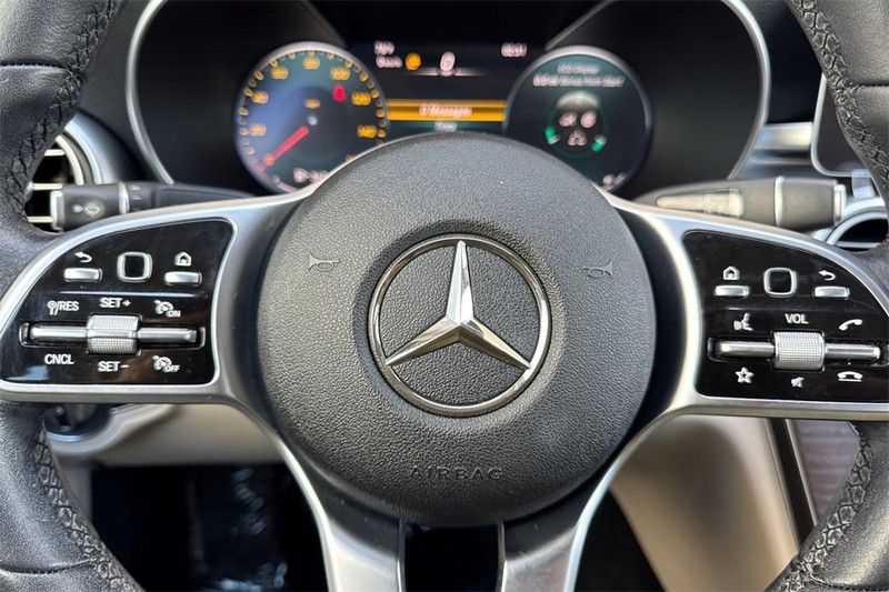Mercedes-Benz C-Class Vehicle Full-screen Gallery Image 22