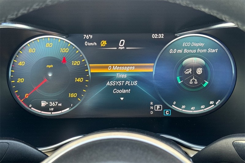 Mercedes-Benz C-Class Vehicle Full-screen Gallery Image 23