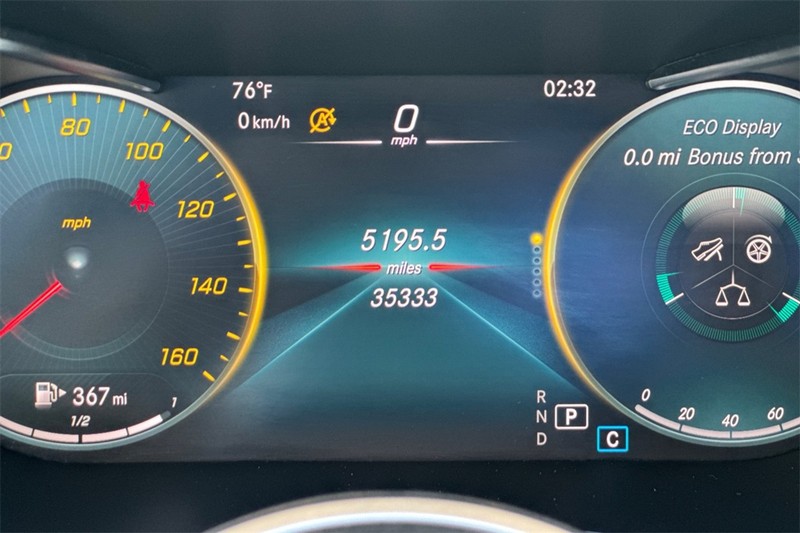 Mercedes-Benz C-Class Vehicle Full-screen Gallery Image 24