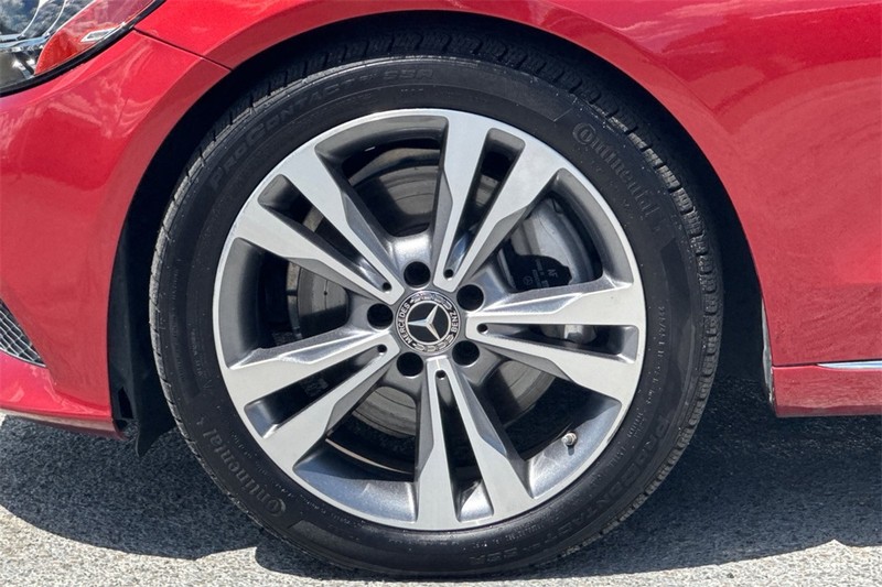 Mercedes-Benz C-Class Vehicle Full-screen Gallery Image 25