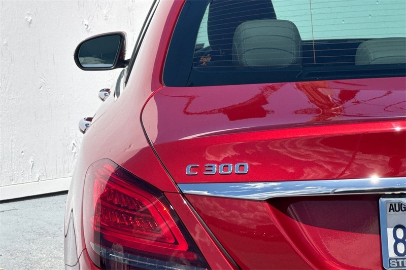 Mercedes-Benz C-Class Vehicle Full-screen Gallery Image 26