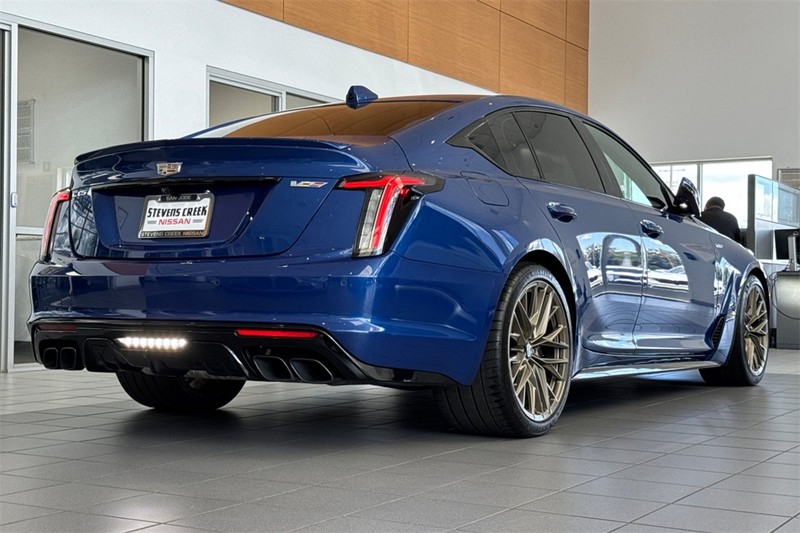 Cadillac CT5-V Vehicle Full-screen Gallery Image 04