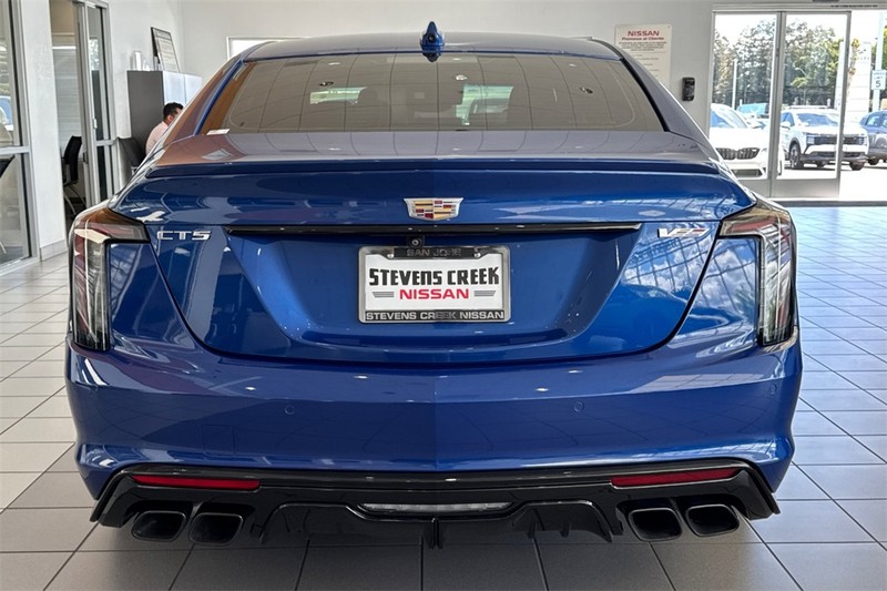 Cadillac CT5-V Vehicle Full-screen Gallery Image 05