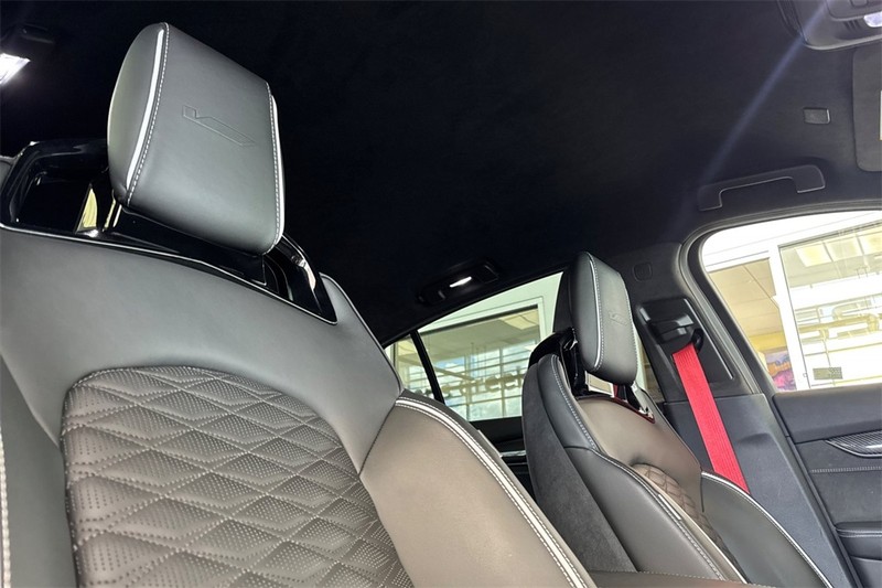 Cadillac CT5-V Vehicle Full-screen Gallery Image 16