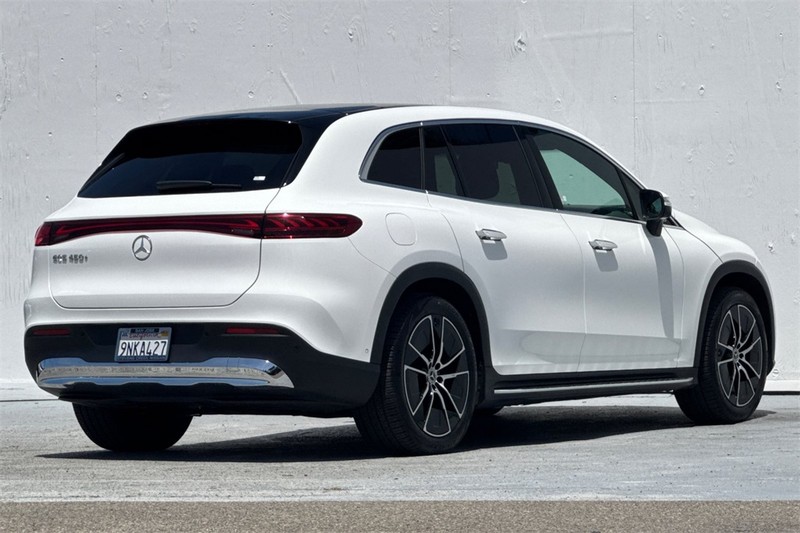 Mercedes-Benz EQS Vehicle Full-screen Gallery Image 04