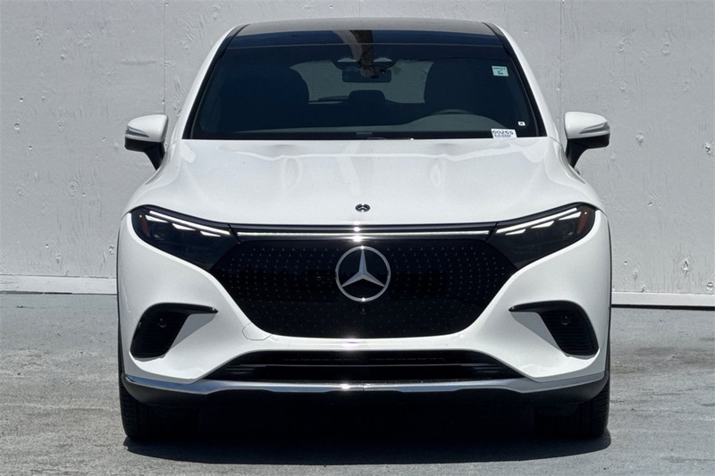 Mercedes-Benz EQS Vehicle Full-screen Gallery Image 09