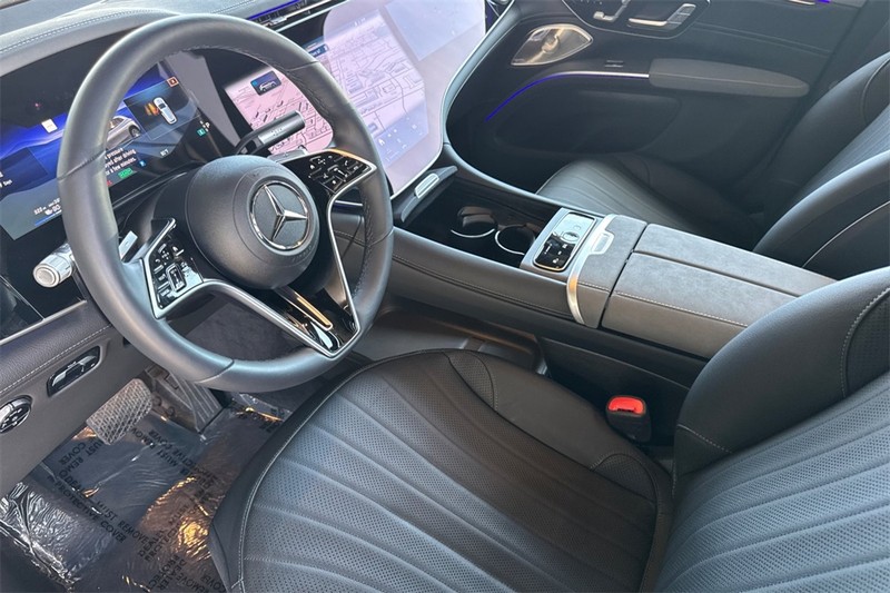 Mercedes-Benz EQS Vehicle Full-screen Gallery Image 10