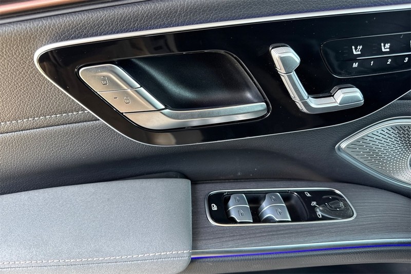 Mercedes-Benz EQS Vehicle Full-screen Gallery Image 11