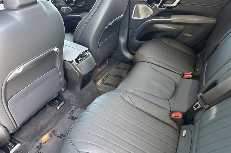 Mercedes-Benz EQS Vehicle Full-screen Gallery Image 12