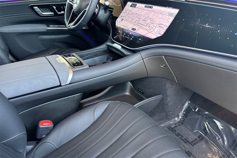 Mercedes-Benz EQS Vehicle Full-screen Gallery Image 16