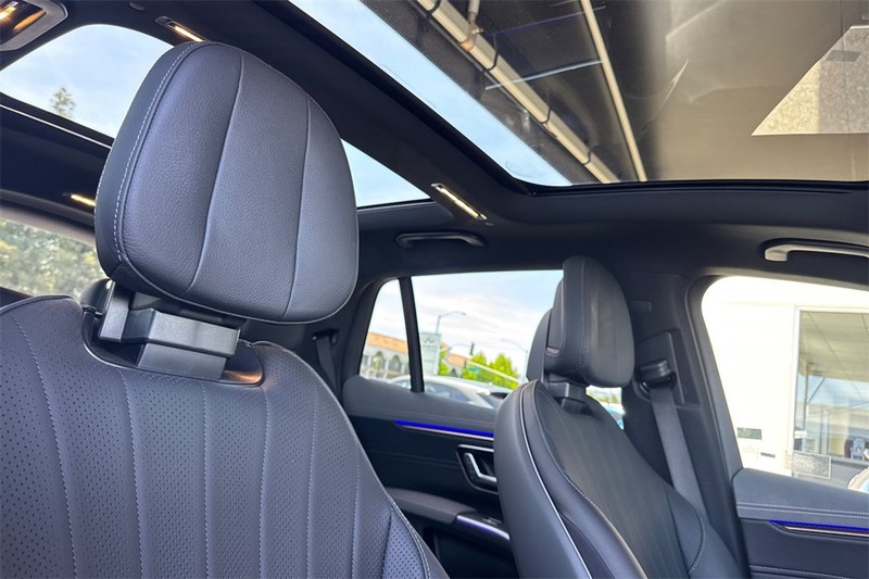 Mercedes-Benz EQS Vehicle Full-screen Gallery Image 17