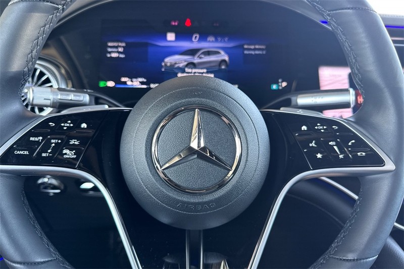 Mercedes-Benz EQS Vehicle Full-screen Gallery Image 24