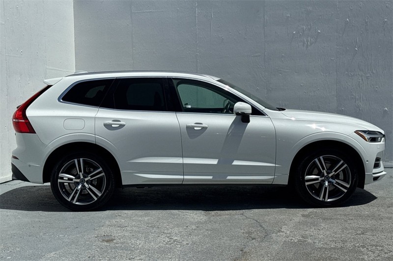Volvo XC60 Hybrid Vehicle Full-screen Gallery Image 03