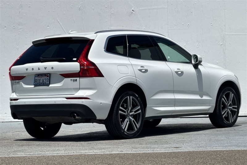Volvo XC60 Hybrid Vehicle Full-screen Gallery Image 04
