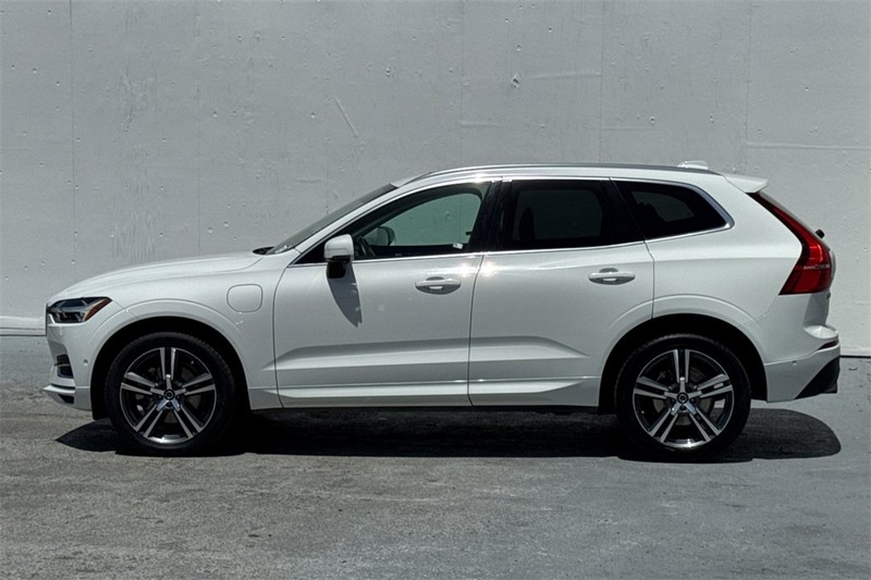 Volvo XC60 Hybrid Vehicle Full-screen Gallery Image 07