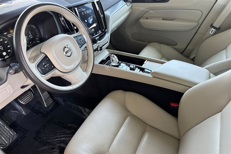 Volvo XC60 Hybrid Vehicle Full-screen Gallery Image 10