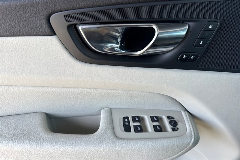 Volvo XC60 Hybrid Vehicle Full-screen Gallery Image 11