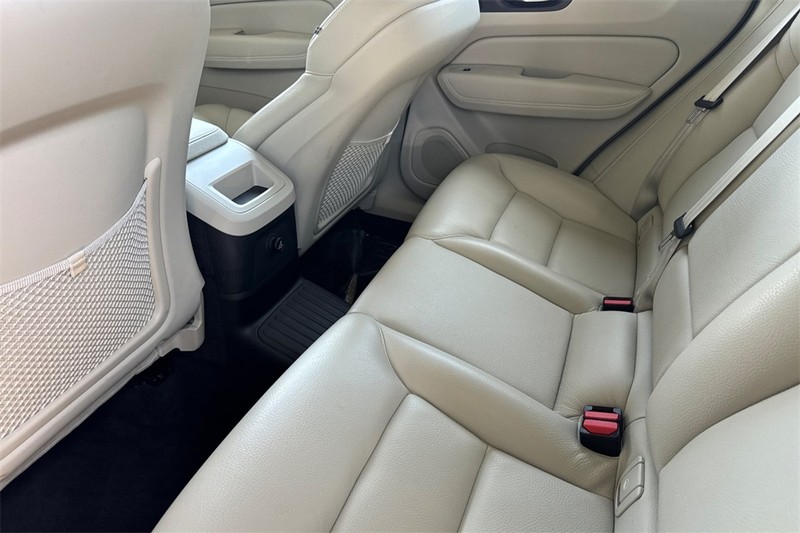 Volvo XC60 Hybrid Vehicle Full-screen Gallery Image 12