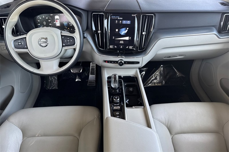 Volvo XC60 Hybrid Vehicle Full-screen Gallery Image 13