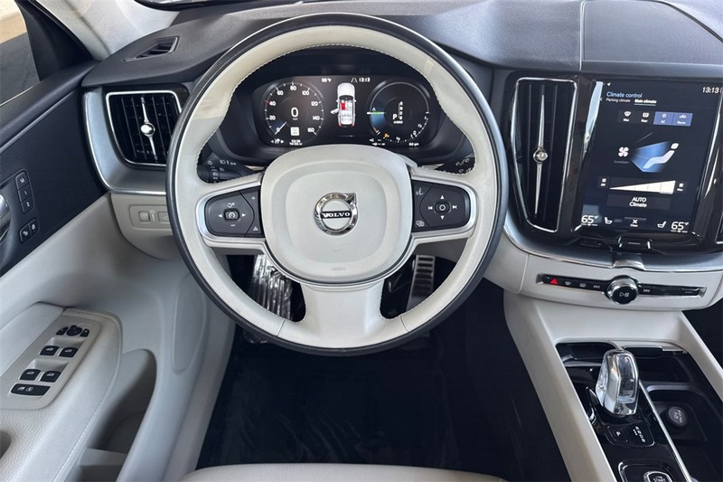 Volvo XC60 Hybrid Vehicle Full-screen Gallery Image 14