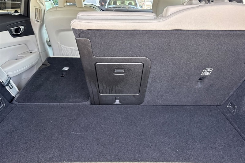 Volvo XC60 Hybrid Vehicle Full-screen Gallery Image 15