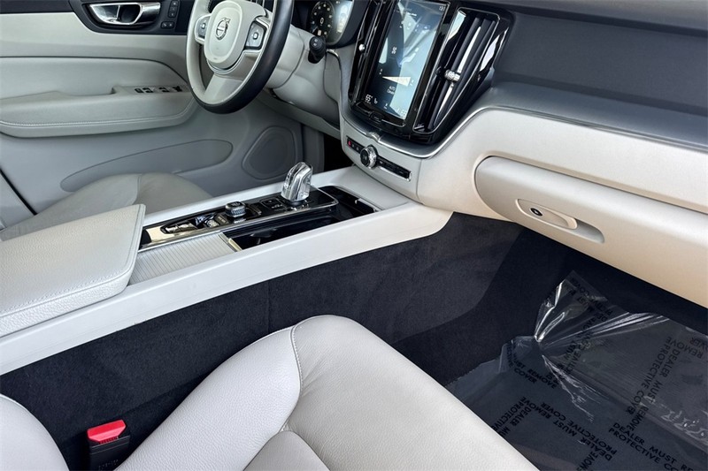 Volvo XC60 Hybrid Vehicle Full-screen Gallery Image 16